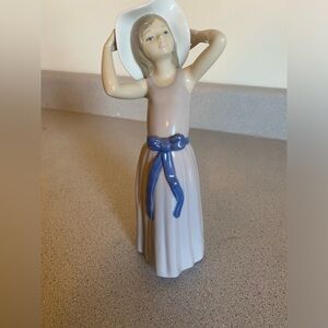 Lladro, girl with Bonnet